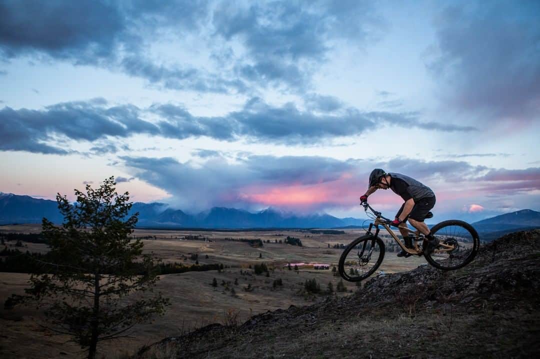 Fuji Bikesさんのインスタグラム写真 - (Fuji BikesInstagram)「A beautiful sunset in #BritishColumbia with the #FujiRakan.  Photographer: Quentin Emeriau Rider: James Cattanach  #mountainbike #canada #travel」5月14日 3時36分 - fujibikes