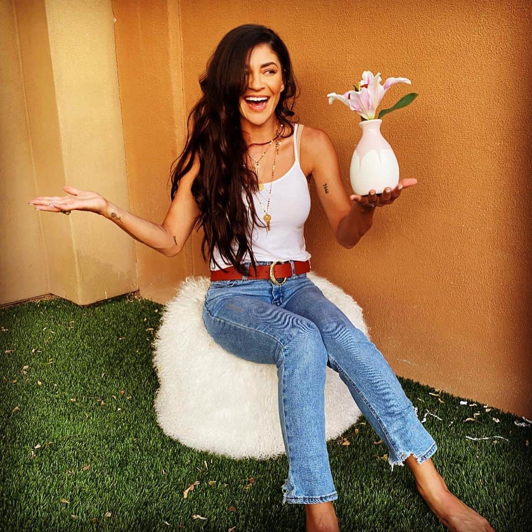ジェシカ・ゾアのインスタグラム：「With Summer just around the corner, I have been looking for cool new products I want to use. I looked into #fabfitfun and we decided to get together & explore their box! #fabfitfunpartner :) It was certainly hard to pick a favorite product, but I’d have to say the beautiful ceramic vase... as flowers are one of my most favorite things 🌸  That, and they are partnered with Special Olympics. With over 5 million athletes in more than 190 countries- Special Olympics helps athletes find their own confidence, joy and fulfillment on the field and in their lives. As we experience the impact of COVID-19, this partnership couldn’t be more timely. Continuing to bring us all together in a time where physical distancing is required, helping athletes and their families stay active and engaged. #AtHomeWithFFF I have been trying to stay connected with friends, be in nature, and give back where I can:) we got this.... YOU GOT THIS!  Oh and here is my coupon code for $10 off your first box: GOSSIP」