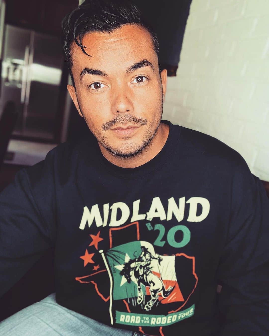 アンソニー・ラモスのインスタグラム：「Today’s ZOOM meeting look brought to you by @midland 🐊🐊🐊」
