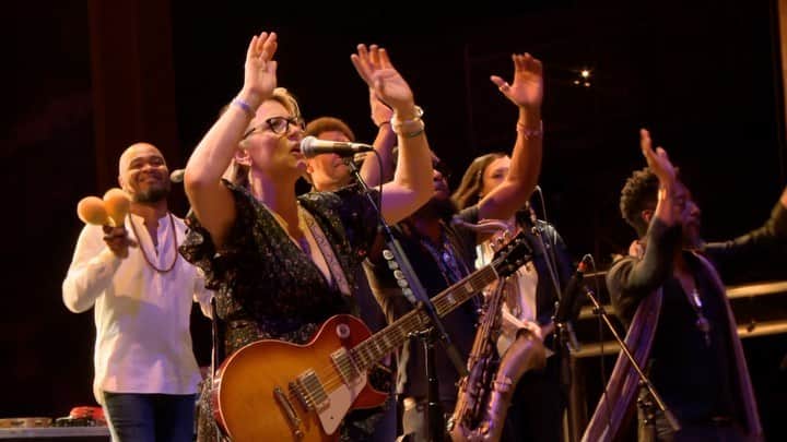 テデスキ・トラックス・バンドのインスタグラム：「Thursday night at 8pm ET on Swamp Family TV, we present our most recent Red Rocks show from July 27, 2019, featuring guest appearances from @blackberrysmoke and @shovelsnrope. Tune in at 8pm ET at Facebook.com/DerekAndSusan, at Youtube.com/TTBFromTheRoad or nugs.tv to enjoy this full, free concert from the TTB archives.  This week, we’re raising funds for @backline.care and their mission to connect music industry professionals and their families with mental health and wellness resource. Visit www.backline.care to learn more about their mission, access their resources and make a donation.  Thanks to Backline for the crucial work they do to support the well-being of music professionals, and to all of you for generously supporting these charities each week!」