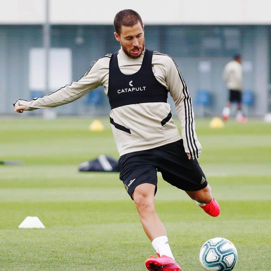 エデン・アザールのインスタグラム：「Nice to be back in training @realmadrid a few early shots... 😉 ⚽️ #halamadrid」