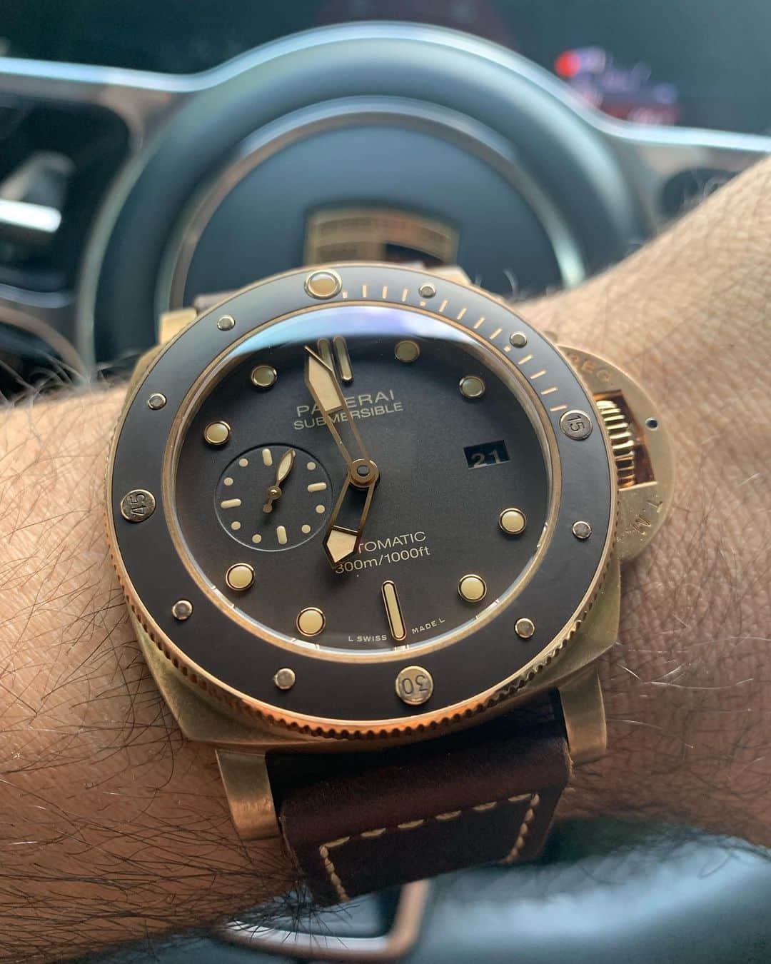 パネライのインスタグラム：「Throw back to some one on one time with the newly released Bronzo or some like to call “brownzo” #paneraicentral」