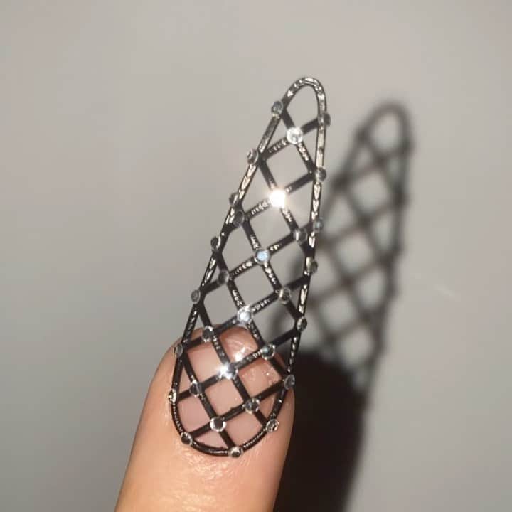 Eichi Matsunagaのインスタグラム：「Nails for @violetchachki ❤️」
