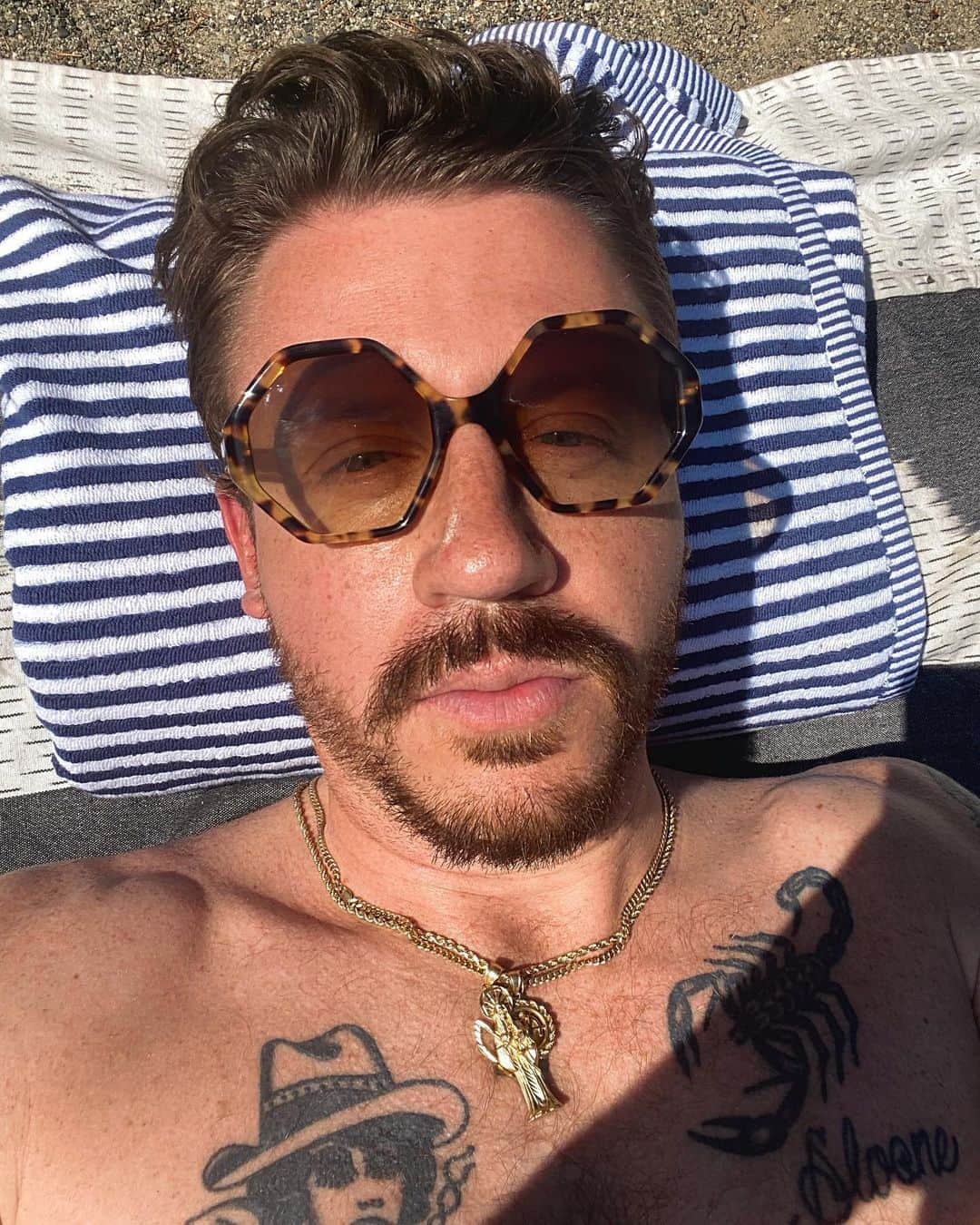 マックルモアーのインスタグラム：「Oh you didn’t think I was gonna bring the subtle curl back?! Tag 3 people you’re probably not gonna get to swim with this summer.  #water #sun #fun #charlamagne #outdoors #hypebeast #lululemon #horse #cat #dankmemes #stayhome #onlineshopping」