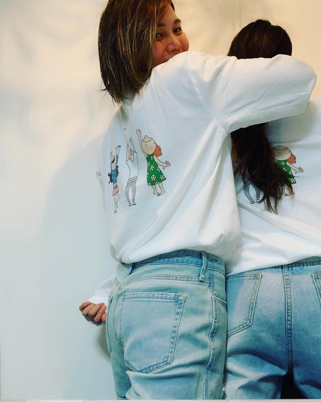 坪井保菜美さんのインスタグラム写真 - (坪井保菜美Instagram)「🎁Birthday present 私が描いた絵をTシャツにしてもらい、 やよちゃんにプレゼントしちゃいました🙌🏻 3〜4枚目はカップルよ。笑 ・ なんかゆるくてほっこりしたので、 ほっこりTにします。  真ん中は肩幅広いラブリーなやよちゃん🤎 左はなぜか最近花柄ワンピにはまってるゆずちゃん💚 右はヨガしてるほっち🧘🏻‍♀️ ・ なんか笑える😂 ・ #bestfriend #birthday #design #wear #fashion」5月13日 19時43分 - honamitsuboi