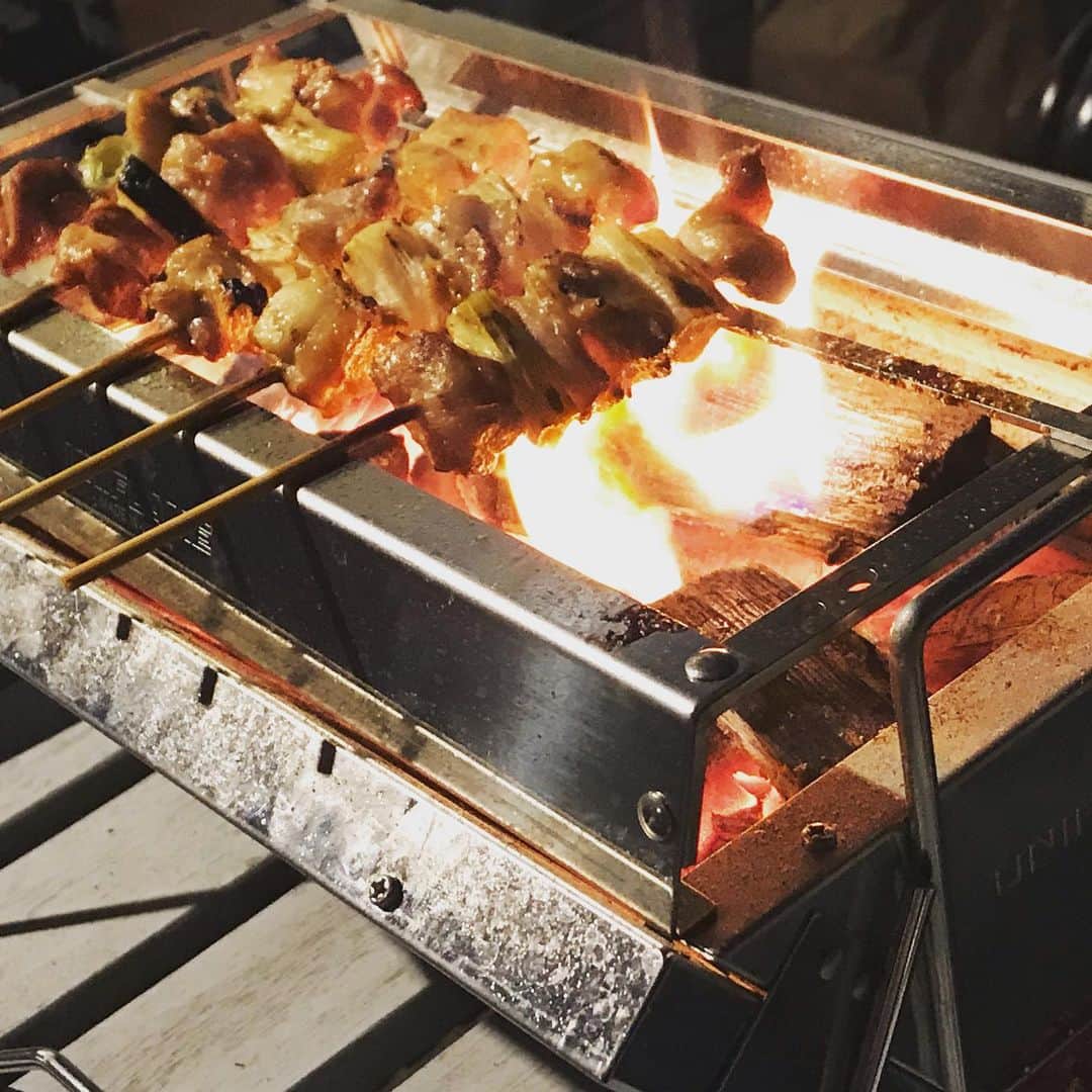 井手大介のインスタグラム：「#ユニフレーム　のミニグリルの　#ユニセラ で家焼き鳥やってます。ユニセラのサイズがちょうどいい！」
