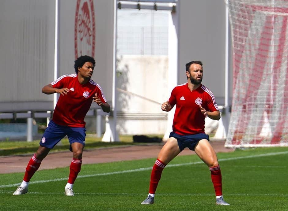 マテュー・ヴァルブエナさんのインスタグラム写真 - (マテュー・ヴァルブエナInstagram)「Back like we never left!  So happy to be back at training and can’t wait to play again soon with my teammates! #Olympiacos ⚪️🔴」5月13日 19時48分 - mv28_officiel