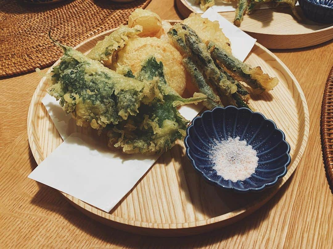 菊地舞美さんのインスタグラム写真 - (菊地舞美Instagram)「🍤 ______________________________ ・ 「円居」 ・ ・ という名前の木のお皿 ・ ・ スプーンもフォークも木！ ステンレスの音が嫌いな主人に なにか素敵なお皿はないかなと探していたところ出会いました🌳 ・ ・ 豆皿をいくつか並べてワンプレートにしてもいいし（料理が苦手なので、見栄え重視🤭😱） ・ ・ サラダを乗せてもオシャレに見える🥗 ・ ・ ・ 3種類の木で悩みに悩んでこれに決めました！（名前を度忘れ…すみません…💦） ・ ・ ・  今回の新サロンのデザインをお願いしている　@likedessert さんが作られています🤍 オンラインでも購入できるので、  お子様用のお皿、おつまみをちょこっと乗せるお皿、おやつを乗せるお皿にぴったりですよー🙆‍♀️ ・ ・ ・ 今夜もヘビロテ✨✨ ・ ・ ・ ______________________________ #円居　#木のお皿　#今夜の食卓」5月13日 19時52分 - maimi_kikuchi_reborn