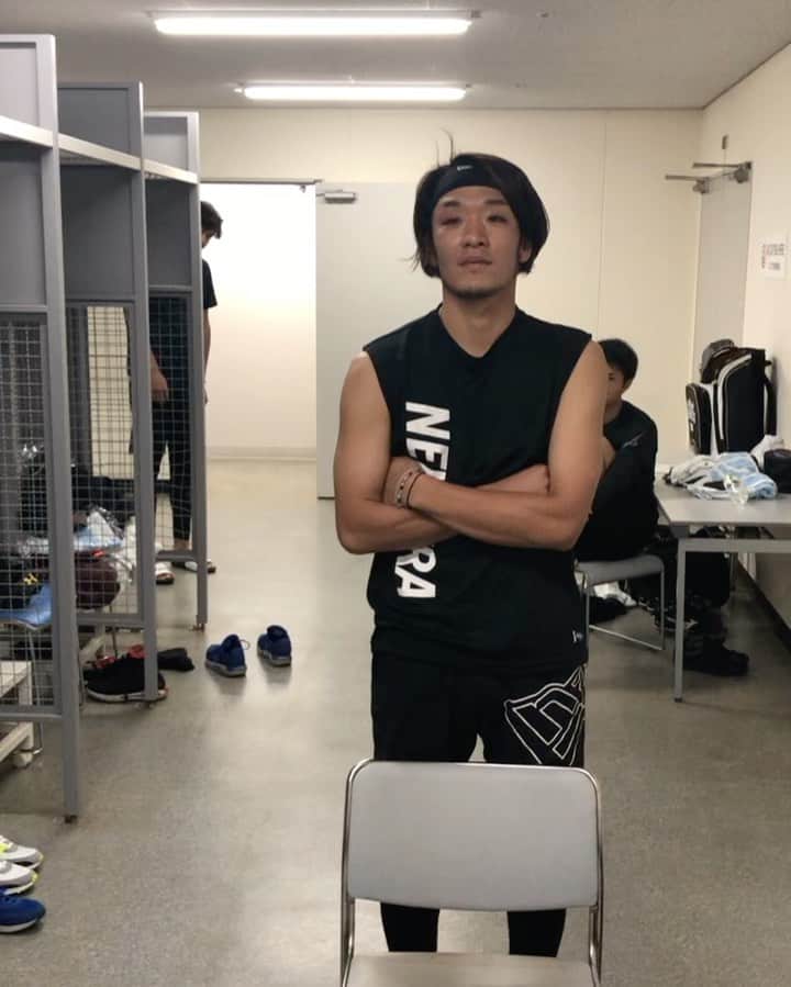 松田遼馬のインスタグラム：「@yokota_shintaro24 から回ってきました。 ラインで回してくださいと脅されたので恥ずかしいですがプッシュアップチャレンジ？やりました。  #一人じゃ恥ずかしいので！笑 #椎野ありがとう😊 #いや礼やれよ。笑  @shiino_arata34  @takahashirei_hawks28  お願いします。笑笑笑笑 @a.mochizuki61」
