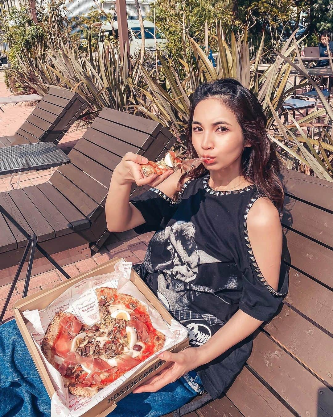 DJ Cellyさんのインスタグラム写真 - (DJ CellyInstagram)「ピザをテイクアウトしてお外で🍕🍕♥️♥️. . 自炊ばっかりだったから、具沢山の贅沢な本格ピザが最高に美味しかった🥺！ 切り立ての生ハム。んんん美味しい💕 そして何よりお天気が良いのが🙏🏻🙏🏻🌞♡. . いつもより贅沢なお散歩タイムでした🍕🍕. #お散歩 #ピザ #ランチ #ピザランチ #ランチピザ #テイクアウトピザ #テイクアウト #ピザラバー #良い天気 #pizza #pizzalife #pizzalife #pizzalovers #lunch #lunchtime #lunchpizza」5月13日 20時04分 - celly_cecilia