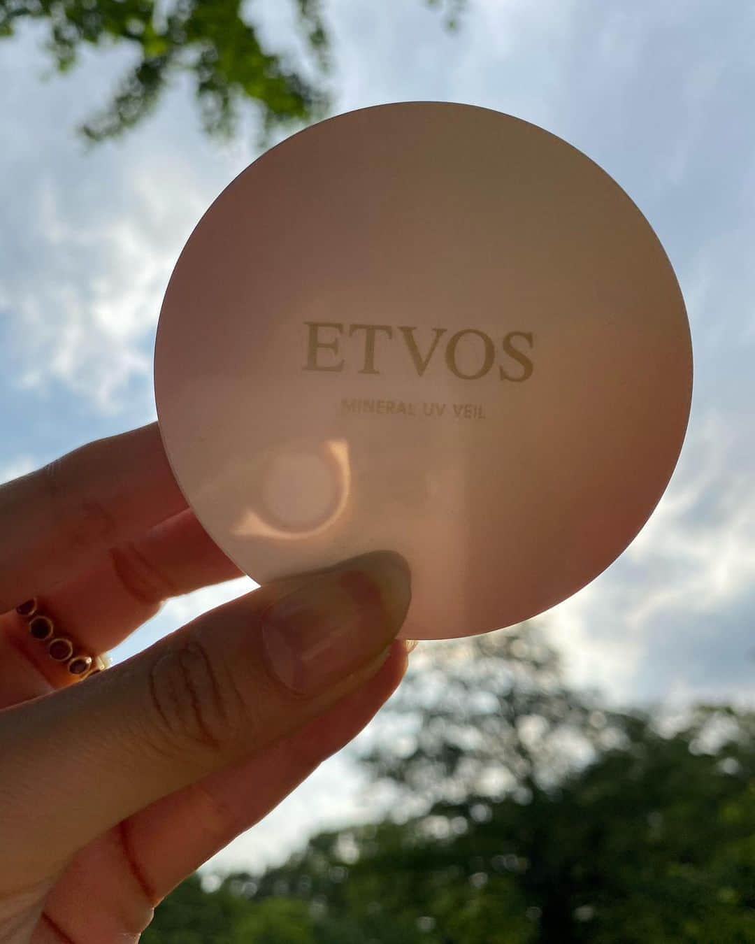 橋本麗香のインスタグラム：「@etvos.jp のUVカットパウダー ． 多くの日焼け止め成分に使われている 『紫外線吸収剤』それは 珊瑚の白化の原因になると考えられています。 海が大好きな私ですが… 知らぬ間に美しい珊瑚の色を失わさせて いたかと思うと、とても悲しいです😢 気付いた時がチャンスの時！ ． #ETVOSミネラルUV シリーズは 創業以来『紫外線吸収剤』不使用だそうです🌏 無意識で汚してた地球にごめんなさい🙏🏻 意識的に地球に優しくなれる選択を 少しづつ積み重ねて行こうと思えました。 ． #エトヴォスと海を守ろう」