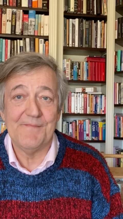 エミリア・クラークのインスタグラム：「The one, the only, the legend that is Stephen Fry reads Everyone Sang by Siegfried Sassoon. His charity is @mindcharity. An incredible mental health organisation that does beautiful work for all those in need.  This poem comes under the ailment of Depression, here is the prescription as written in the book:  Condition: Depression  The difficulty with depression is that it can make you believe illogical things. Once it has its hooks in you, you can end up feeling like you’ll never pull yourself free without unravelling completely. There’s no escape, you tell yourself. This is just who you are now; this is how you’re going to feel for the rest of your life.  Of course, nothing could be further from the truth. Time and again, in my life and the lives of my Poetry Pharmacy patients, I have known and witnessed those wonderful, transformative moments that wrench you out of misery and show you the glory of the world as if it were a brand-new discovery. You can start the day hopeless and end it knowing that everything is going to be OK. Life can change very, very quickly, often turning on moments or causes that you would never have expected.  I love the sense in Siegfried Sassoon’s poem ‘Everyone Sang’ of a sudden unfurling of possibility and excitement. In a flash, happiness is not only imaginable but rushing out of you- rushing out of everyone- like a flock of birds in flight. It will bowl you over; it will leave you breathless with laughter. I give this to patients to let them know that they have something to look forward to. Their moment of singing will come; and when it does, they will know that it was always inevitable.  Thank you Stephen!! (Trying to keep my fan girl in check here...) 🙏🏻🙌❤️ @thepoetrypharmacy @thepoetryremedy」