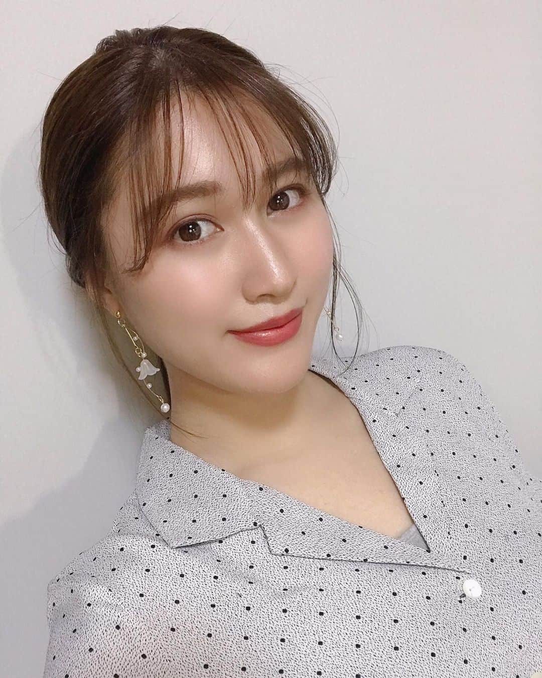 後藤夕貴のインスタグラム：「ㅤ 美人百花のインスタIGTVにて おうち時間におすすめの本を ご紹介してます📕 ㅤ 私がおすすめしたのは 「森絵梨佳 100の顔 / カラフル」 とってもかわいいメイク本です！ ㅤ ぜひチェックしてください♥︎ @bijinhyakka  #美人百花 #美人百花Flowers #読モ #森絵梨佳 さん」