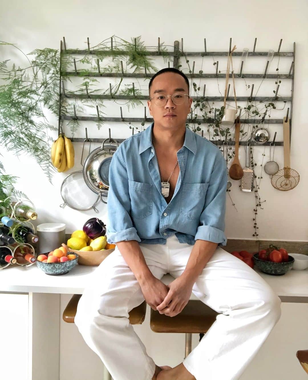 のインスタグラム：「Stay tuned for our next #HOPELIVE and a cook-along with Londonbased copywriter, friend of the brand and brilliant home cook @jimmyguo. On the menu is a Spicy Miso Braised Eggplant. ⁠ ⁠ Tune in today at 18.30 CET⁠ ⁠ #hopestockholm #hopelive #cookalong #jimmyguo ⁠ ⁠ Here's what you need for the cook-along:⁠ ⁠ 3 small (about 200g/7 oz each) eggplant, trimmed and cut into wedges⁠ 2 tbsp vegetable oil⁠ 2 tbsp miso paste⁠ 2 tbsp soy sauce⁠ 1 tbsp white vinegar⁠ ½ cup beef or vegetable stock⁠ 2 tsp sugar⁠ 1 tbsp finely grated ginger⁠ 3 garlic cloves, finely grated⁠ ½ tsp cornflour (cornstarch) mixed with 1 tbsp water⁠ finely chopped spring onion (scallions) to serve⁠ chilli oil to serve ⁠ sea salt⁠ ⁠ Happy cooking!⁠」