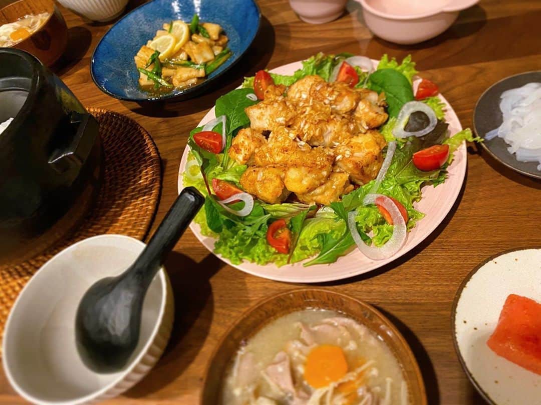 近藤千尋のインスタグラム：「今日のごはん🍚 油淋鶏、イカとアスパラバター、豚汁☺️✨ ひーぼぉくんの大好物の日。笑❤️ 土鍋ごはんにハマる太田家🐷 そして友達が送ってくれたイカ🦑が美味しすぎて…😢」