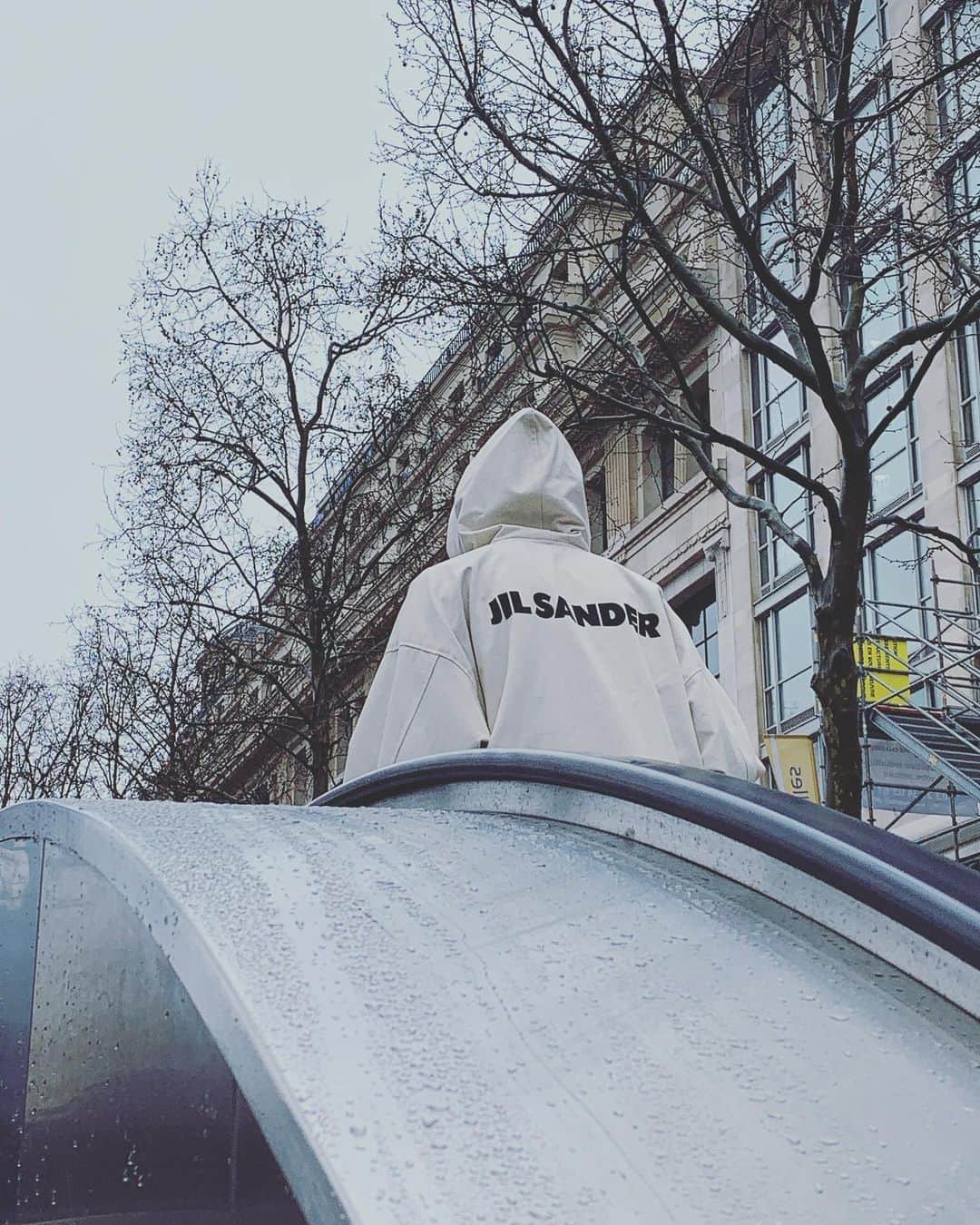 Lee Oliveiraのインスタグラム：「Details @jilsander 💙 Avenue des Champs-Élysées, Paris . . . . . #streetphotography #jilsander #paris #streetstyle」