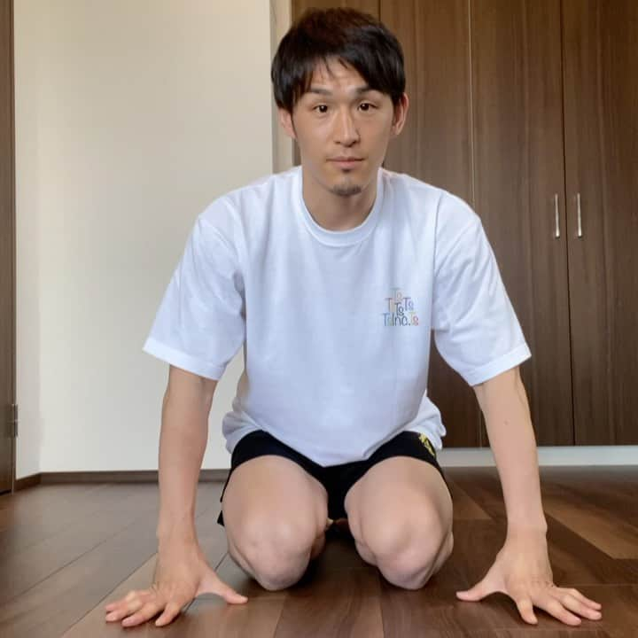 伊藤大司のインスタグラム：「PushUpChallengeバトン！！ サッカー @junichi_inamoto17 さんからバトンを受け取りました。 医療従事者の方々に感謝の気持ちを込めてPushUpを10回やります！！ 次のバトンは @jojitakeuchi 🏀 と @koking3333 🏉　 に繋げます。  #医療従事者の皆様へ感謝 #医療従事者の皆様へ敬意を込めて #感謝の気持ち #リスペクト #ありがとうございます #稲本潤一 #竹内譲次 #山本幸輝」