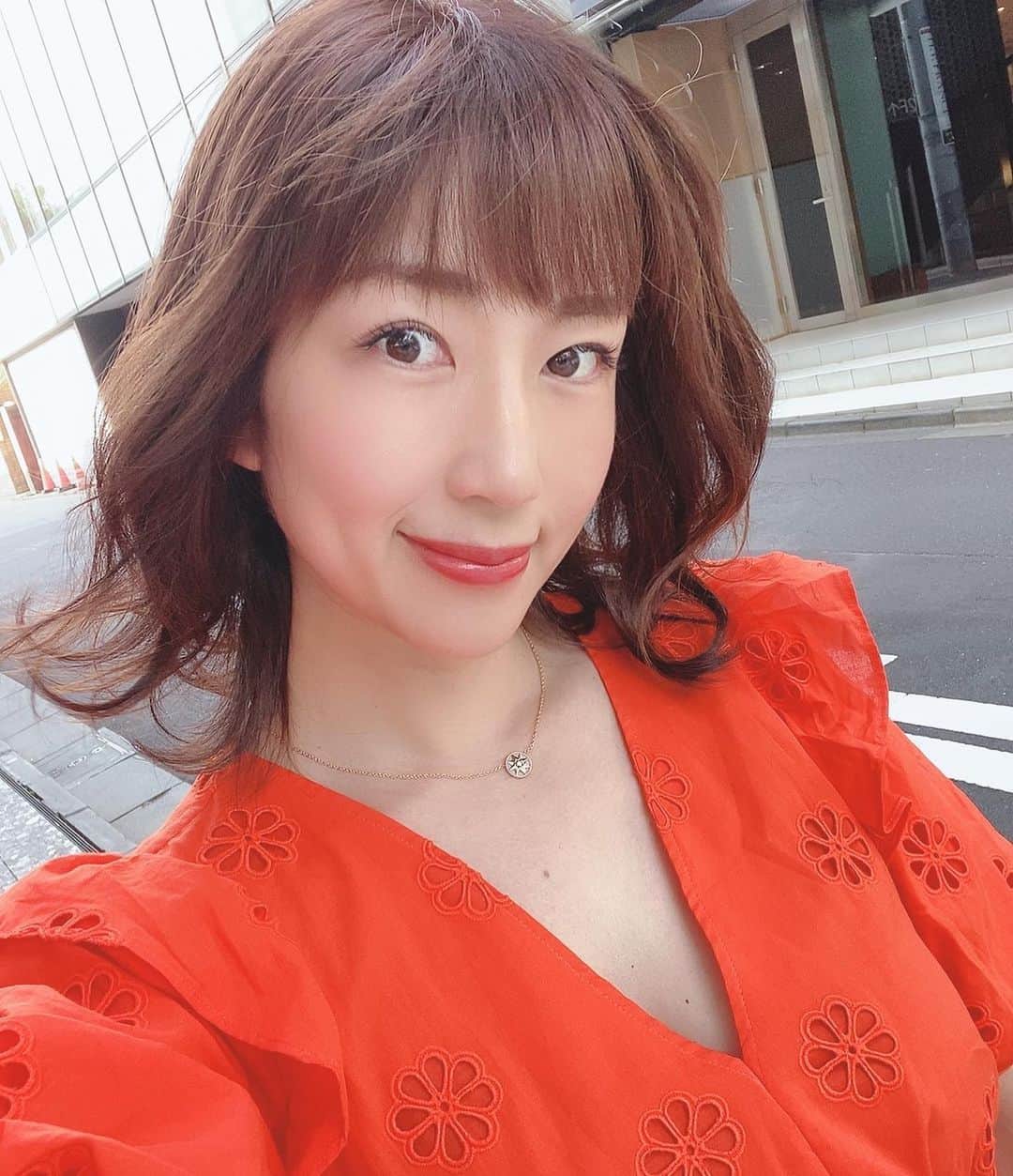 庄司ゆうこさんのインスタグラム写真 - (庄司ゆうこInstagram)「このワンピース買おうか迷ってます、、ってストーリーにアップしたら買ったほうがいい！って声が多かったので早速購入しちゃいました。笑 今までなら絶対にお店で試着して買う派でネットでは買わない派でしたが、、。 サイズもピッタリで何より✨✨ あと10センチ身長高ければもっと似合ってたと思うんだけどそればっかりは仕方ない🤣笑 しかし、今まで全く興味なかったネットショッピング、、、ハマっちゃいそうな予感😂 #ケイトスペード#赤いワンピース#私服#今日のコーデ#夏服#恵比寿#ネットショッピング#ハマりそう#この夏は#たくさん#オシャレしたい」5月13日 20時08分 - yuko.shoji