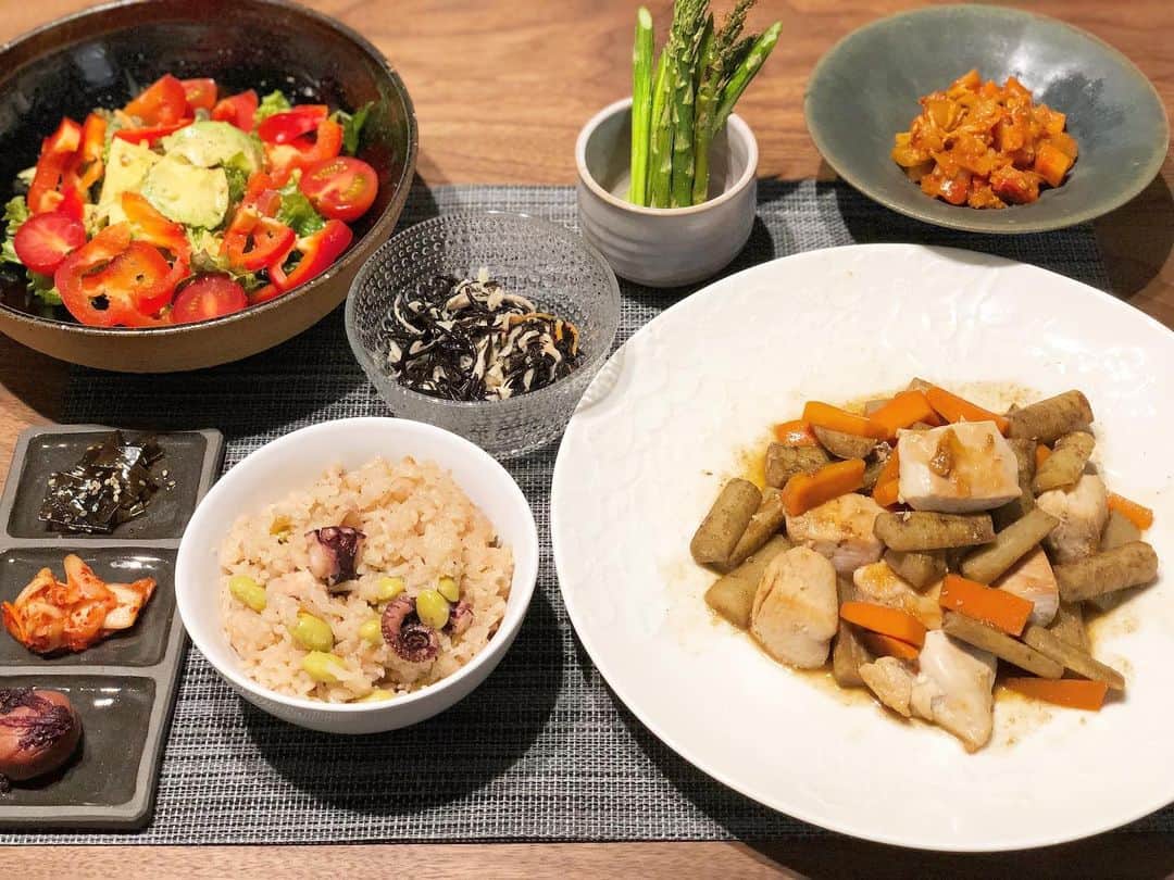 西木恵美里のインスタグラム：「#鶏むね肉とごぼうの甘辛炒め  #アボカドサラダ #アスパラのトースター焼き #野菜のトマト煮込み #ひじきと切り干し大根のサラダ  #枝豆たこ飯 #ちょんちょんちょん #昆布の佃煮キムチ梅干し  本格的に暑くなってきましたね〜🥱☀️ 春服着ないまま夏になりそう…🍉 サンダル買わなきゃ👡」