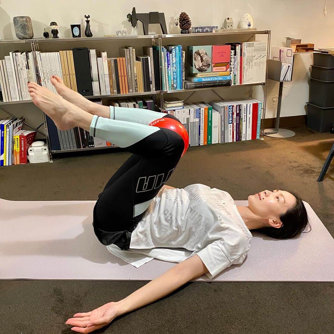 宮崎京さんのインスタグラム写真 - (宮崎京Instagram)「水曜日の夜、いかがお過ごしですか？  私はおうち時間で、ウォーキングとトレーニングをコツコツやっています😊💦 体重は変わらないけど、少しだけ身体が締まってきたような気がします☝️ そして肩こりがなくなりました、わーい🙌  私がオンラインパーソナルトレーニングでお世話になっているのは、カスタムフィットジム　@custom_fit_gym4_5 さん💪✨ ご興味をお持ちの方は、 「宮崎京さんのInstagram見ました！」 と、  @custom_fit_gym4_5 さんにお問い合わせください。 ※体験70分¥5000（税抜）→¥500（税込） ※カウンセリング45分→無料  でご利用いただけるそうです🙆‍♀️ 自粛期間明けに夏服を楽しむためにも、一緒にトレーニング頑張りましょう🌴🍹☀️ #オンライントレーニング #パーソナルトレーニングジム  #カスタムフィットジム　 #ボディメイク  #customfitgym  #おうち時間 #頑張れ私 #なんでこの写真かは謎」5月13日 20時10分 - miyakomiyazaki