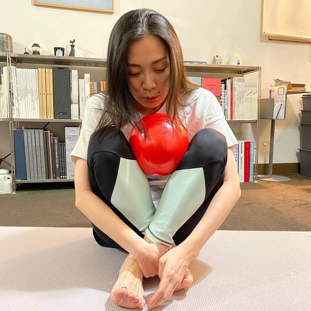 宮崎京さんのインスタグラム写真 - (宮崎京Instagram)「水曜日の夜、いかがお過ごしですか？  私はおうち時間で、ウォーキングとトレーニングをコツコツやっています😊💦 体重は変わらないけど、少しだけ身体が締まってきたような気がします☝️ そして肩こりがなくなりました、わーい🙌  私がオンラインパーソナルトレーニングでお世話になっているのは、カスタムフィットジム　@custom_fit_gym4_5 さん💪✨ ご興味をお持ちの方は、 「宮崎京さんのInstagram見ました！」 と、  @custom_fit_gym4_5 さんにお問い合わせください。 ※体験70分¥5000（税抜）→¥500（税込） ※カウンセリング45分→無料  でご利用いただけるそうです🙆‍♀️ 自粛期間明けに夏服を楽しむためにも、一緒にトレーニング頑張りましょう🌴🍹☀️ #オンライントレーニング #パーソナルトレーニングジム  #カスタムフィットジム　 #ボディメイク  #customfitgym  #おうち時間 #頑張れ私 #なんでこの写真かは謎」5月13日 20時10分 - miyakomiyazaki