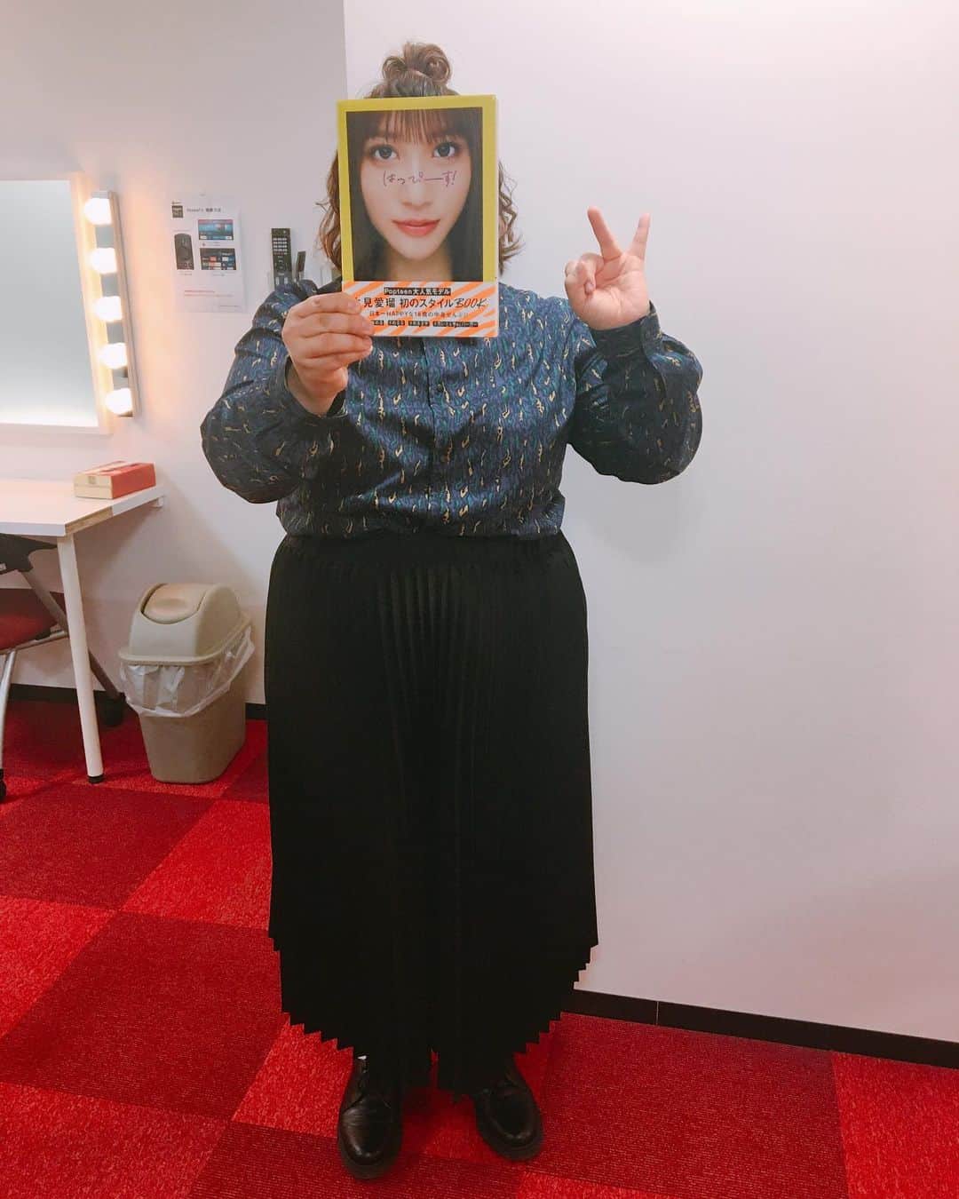 おかずクラブのインスタグラム：「あれ？ めるるちゃん、、、ちょっと大きくなった？  バージョンで撮った写真もあったので、アップ！！笑 って事で、めるるちゃんが初のスタイルBOOK出してます📖  可愛いなぁ〜  #はっぴーす #生見愛瑠 #めるる #恋する週末ホームステイ  #恋ステ」