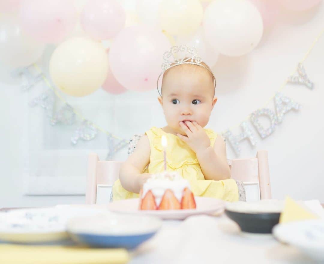 エザキヨシタカさんのインスタグラム写真 - (エザキヨシタカInstagram)「世菜、本日1歳の誕生日💛🎂🎉 ・ 産まれてきてくれてありがとう💛 いつも最幸の笑顔をありがとう☀️ 🌈 ・ あっという間に一年。大きくなったね💛 ・ 髪なかなか生えないね💛 ・ うん、生えないね💛 #次女　#cute #happybirthday  #love #お姉ちゃんのおさがり　#可愛い」5月13日 20時25分 - grico0221