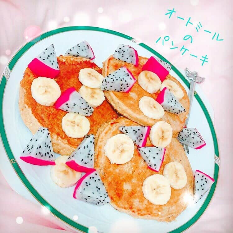 吉田万葉のインスタグラム：「前から作りたかったオートミールのパンケーキ🥞‪‪❤︎‬ ずっと売り切れだったベーキングパウダーが やっと手に入ったので、作りました〜🥣 想像以上に美味しかった🥞⋆͛ 色々アレンジしてみよ🤤  #オートミール #パンケーキ #ヘルシー #手作り #おうち時間 #おうちカフェ」