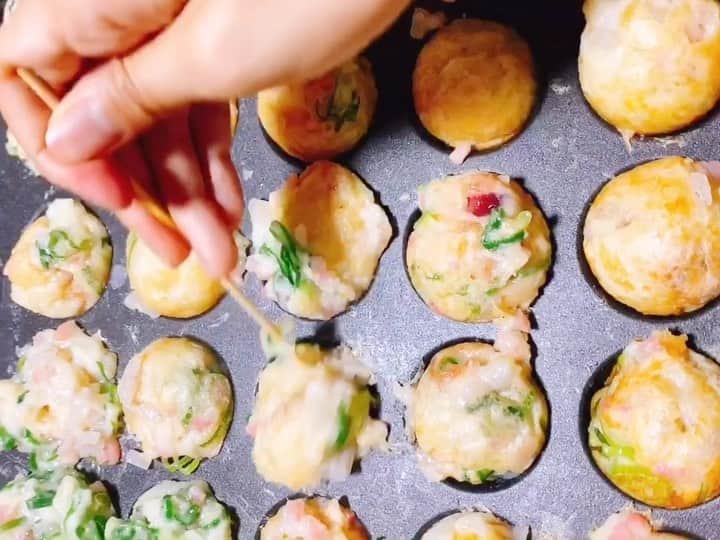 のインスタグラム：「今日の晩ご飯は〝たこ焼き〟🐙たこ焼きを焼いていたら姪っ子が今日学校に行った時のお話をしてくれていたのですが、、、何のはなし？？？と思ってよーく聞けば聞くほどよく分からなくて結果、、、大笑いさせてくれました🤣 #姪っ子のお話#こんなお話し毎日聞けたら幸せ#二年生初登校#お友達と会えて元気いっぱいになって帰ってきました#久々の登校にテンションがあがってたくさんお話してくれています#良かったね❤️#私まで嬉しい#先生が優しくてすぐに大好きになったみたいです😊」