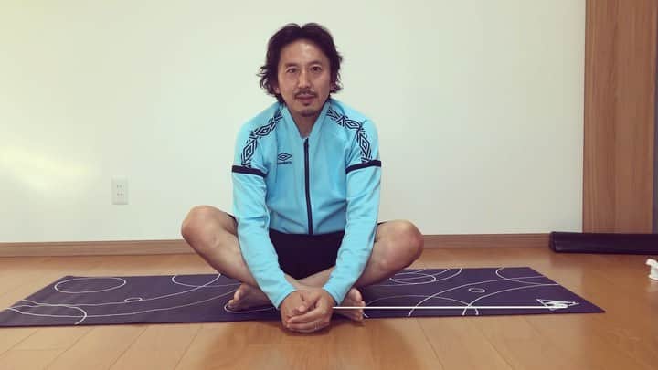 橋本英郎のインスタグラム：「【おうち簡単トレーニング】DAY 12  本日は、背筋！  意識してやる種目なので少し難しいかもしれませんがやってみて下さい。  ポイントは、 ・手のひらを外側に向ける ・上体を無理して上げすぎない ・肩甲骨の間の背筋を意識する ・外側に向けた手のひらをそのままで引く  回数は、10回×3セット。  余裕がある人は、上げたところで少しキープしてからおろすと効果倍増します！  無理せず、ゆっくり、ゆったりチャレンジしてね。  いいおうち時間をお過ごし下さい。 ． ． ．  #おうちでトレーニング  #簡単トレーニング  #fc今治  #橋本英郎  #umbro  #2週間  #毎日トレーニング  #家トレ  #いまできること」