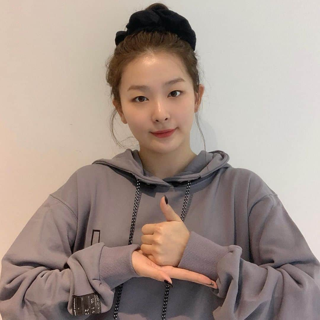 スルギさんのインスタグラム写真 - (スルギInstagram)「SEULGI - Instagram Update [TRANS]: I express my deepest gratitude and respect to the medical professionals and quarantine officials who work night and day to protect the lives and safety of the people. I participate in this challenge while hoping we're able to return to a healthy and normal life. Thank you to Sunday-unnie who let me participate in this meaningful campaign! And up next Oh My Girl's Hyojung, I hope you participate in this good [challenge] ❤ #BecauseOfChallenge #BecauseOfCampaign #BecauseOfOurMedicalProfessionals @hi_sseulgi @redvelvet.smtown ©️gomtaengie」5月13日 20時49分 - kristiandawal29