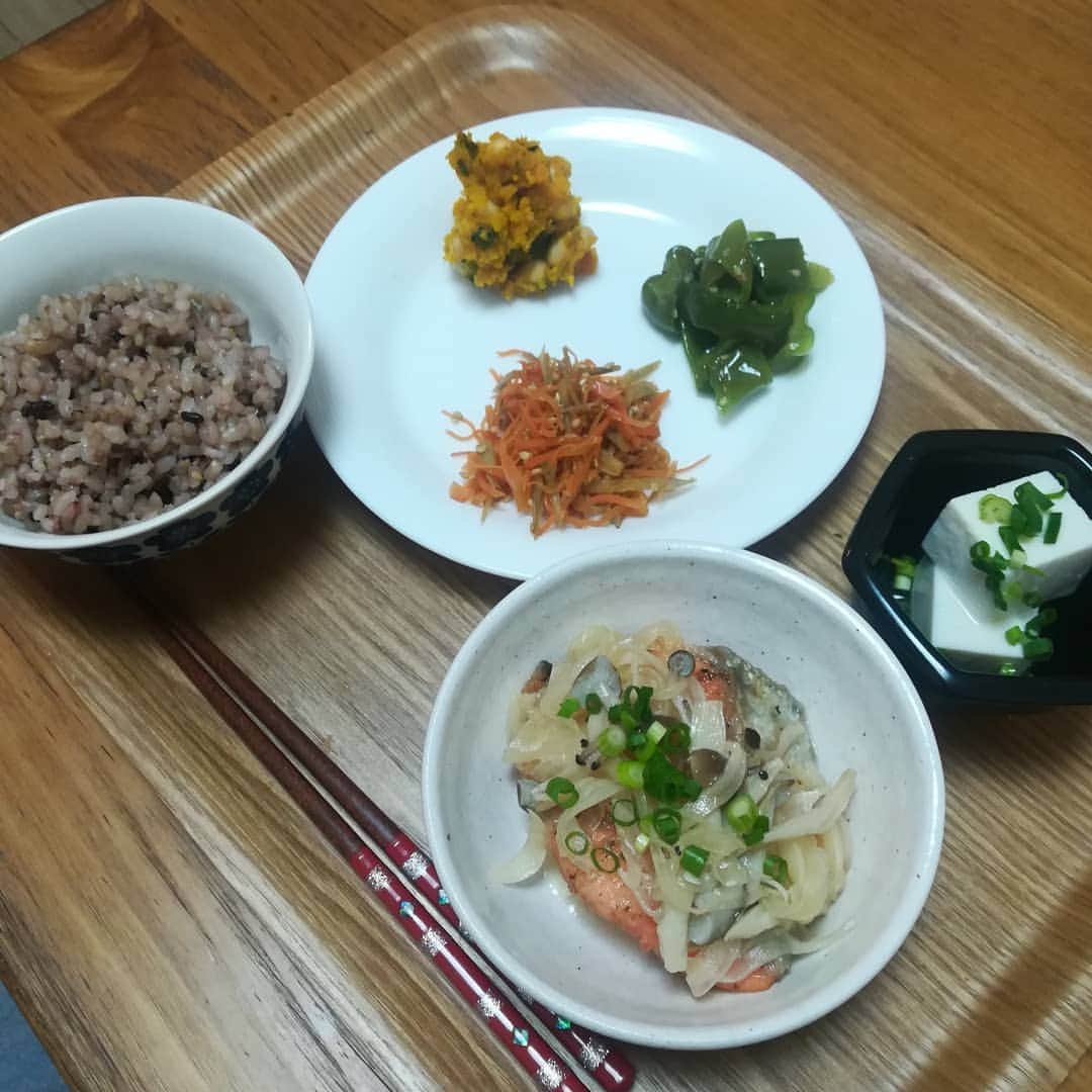 内田敦子のインスタグラム：「ゆりこさんにお願いされているから、スーパーは3日に1回にしている。  おかげ様でお菓子欲がなくなってきた〜 ※お菓子を買ったらすぐにすべて食べてしまうので、まとめ買いは絶対にしてはいけないタイプです。  #ダイエット #おうちごはん  #夜ご飯  #健康おたく  #常備菜  #コロナ」