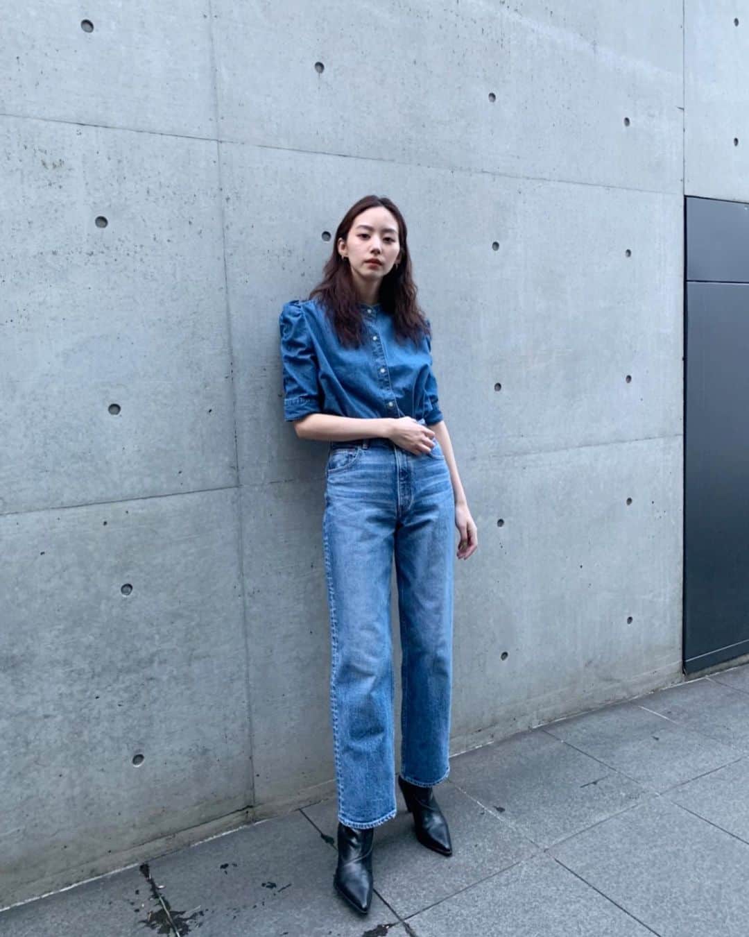 Shiho Sasakiのインスタグラム：「初回の発売時に即完だった デニムブラウスが再入荷してるよ👏 合わせているのはPLANE JEANSのブルー👖 ストーリーにリング貼っておきます✋ セットアップ風に着るのがやっぱりいちばん可愛いな❤️ #MOUSSYPLAINJEANS #MOUSSY #MOUSSYSNAP #MOUSSYJEANS」