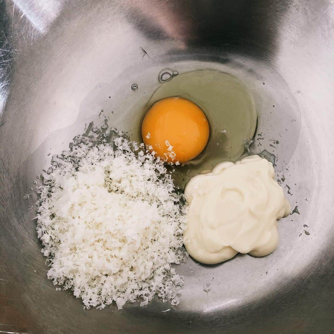 金澤ダイスケさんのインスタグラム写真 - (金澤ダイスケInstagram)「FM802 EVENING TAPで始まりました「ダイスケさんの台所」。 第一回はパスタを作りました。 「世界一コツのいらないカルボナーラ」 材料 卵1個 粉チーズ（パルメザン）卵と同量 マヨネーズ　卵と同量 黒コショウ　好きなだけ ベーコン　好きなだけ 塩　茹でる時に使用（水の1パーセントくらい、舐めて塩味を感じる程度） パスタ　好きなだけ  作り方 1、お湯を沸かして塩を入れる。 2、沸騰したらパスタを茹でる。 3、ベーコンをカリカリに炒める。 4、ボウルに卵、粉チーズ、マヨネーズを入れて混ぜる。 5、茹で上がったパスタをボウルに入れて和える。釜玉うどんの気分で。 6、ベーコン、追い粉チーズ、黒コショウ、をふりかけて完成。」5月13日 20時49分 - daisukekanazawa_ff