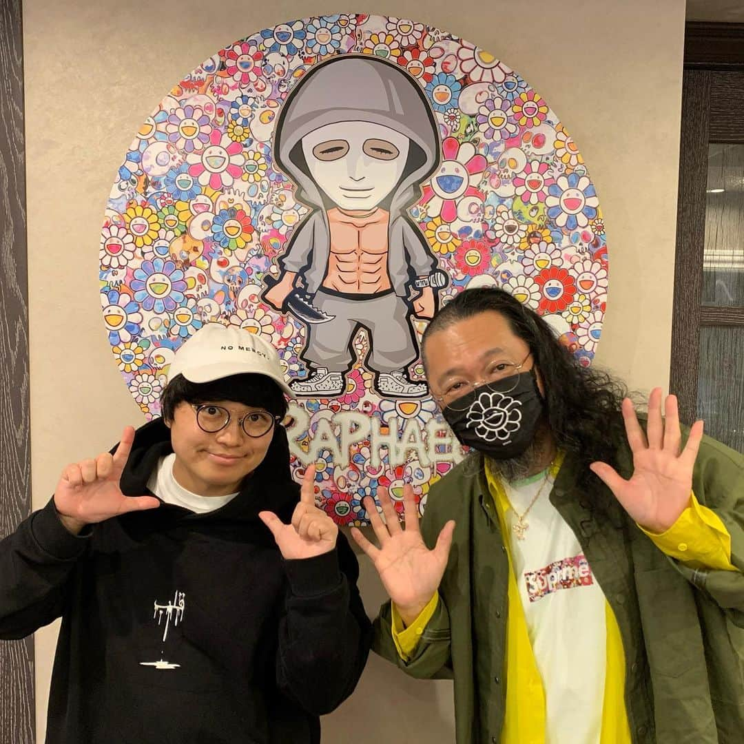 はぎちゃんさんのインスタグラム写真 - (はぎちゃんInstagram)「村上隆さんと村上隆さんが描かれたラファさんの絵と🌸まさかお会い出来るとは🤩はぎちゃんちゃんねるも見て楽しんでもらえる様に頑張ろ！！ #村上隆　さん #ラファエル　さん #絵 #村上隆さんの髪型から何から何までオシャレすぎて度肝抜かれちゃう #オシャレさんと繋がりたい  #繋がってどないすんねん！ #もうええわ！ #オシャレになりたい」5月13日 20時55分 - hagichan0524