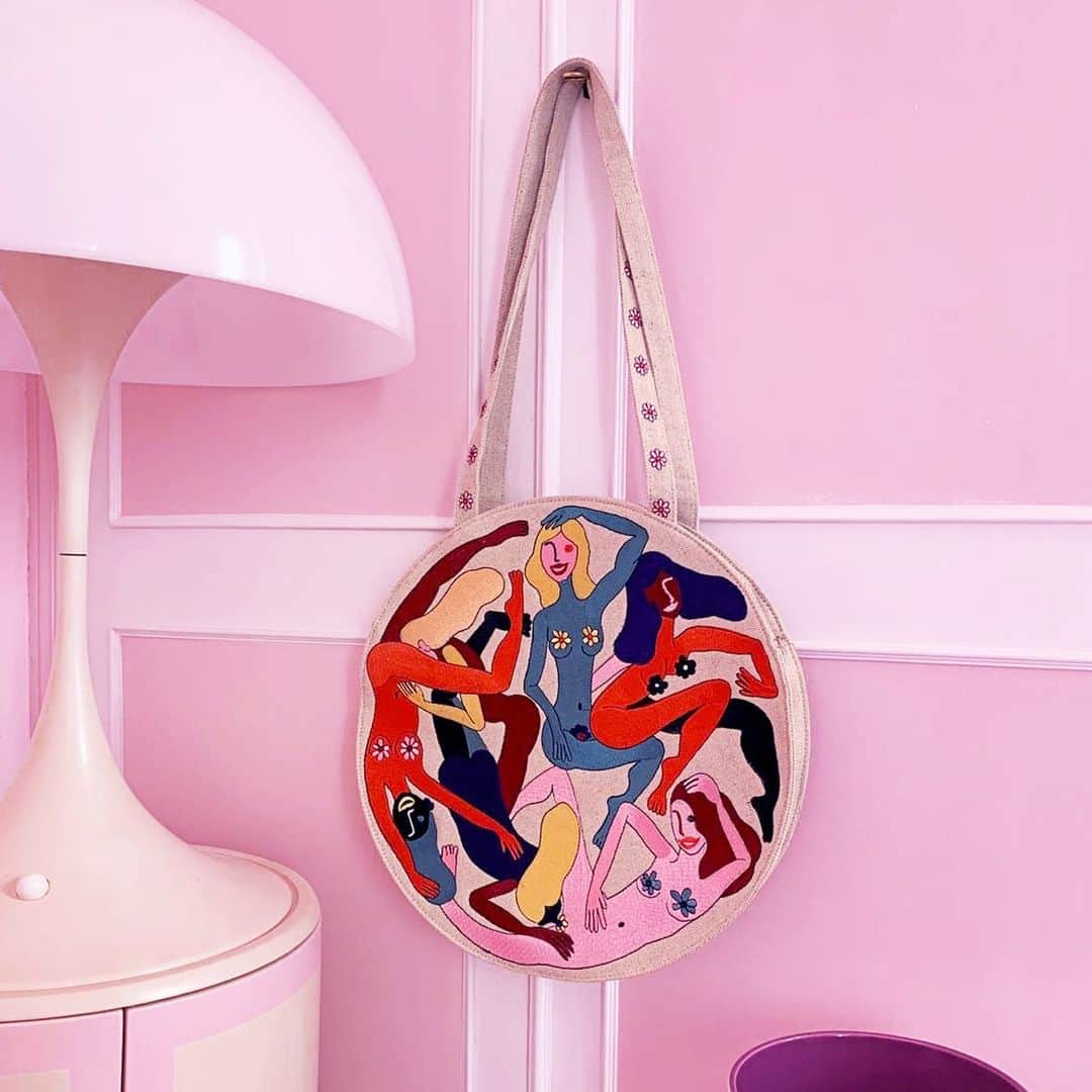 デシグアルのインスタグラム：「A bag with a print of women exploring their freedom shouldn’t be stuck in the house any longer! Be the first to give it a taste of freedom.  At Miranda’s shot by her boyfriend @pascalmoscheni  #MirandaLovesDesigual #LifeWillbeAwesomeAgain」