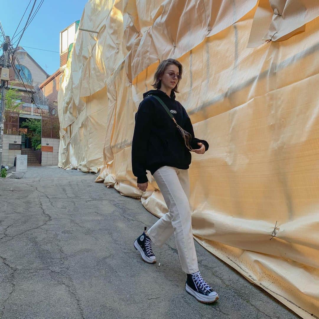 アンジェリーナ・ダニロヴァさんのインスタグラム写真 - (アンジェリーナ・ダニロヴァInstagram)「Witness me walk, pose, sniff the flowers, spill my coffee, sit and pose again.💁‍♀️🤦‍♀️🤷‍♀️」5月13日 21時02分 - angelinadanilova