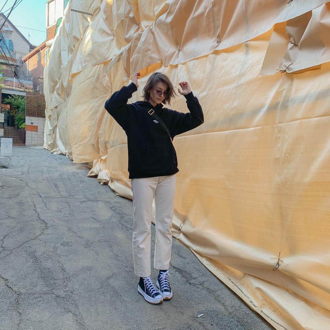 アンジェリーナ・ダニロヴァさんのインスタグラム写真 - (アンジェリーナ・ダニロヴァInstagram)「Witness me walk, pose, sniff the flowers, spill my coffee, sit and pose again.💁‍♀️🤦‍♀️🤷‍♀️」5月13日 21時02分 - angelinadanilova
