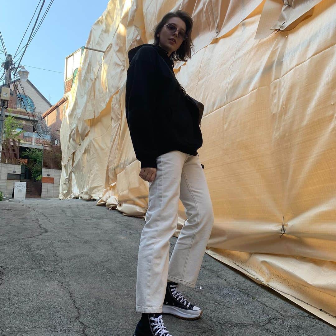 アンジェリーナ・ダニロヴァさんのインスタグラム写真 - (アンジェリーナ・ダニロヴァInstagram)「Witness me walk, pose, sniff the flowers, spill my coffee, sit and pose again.💁‍♀️🤦‍♀️🤷‍♀️」5月13日 21時02分 - angelinadanilova