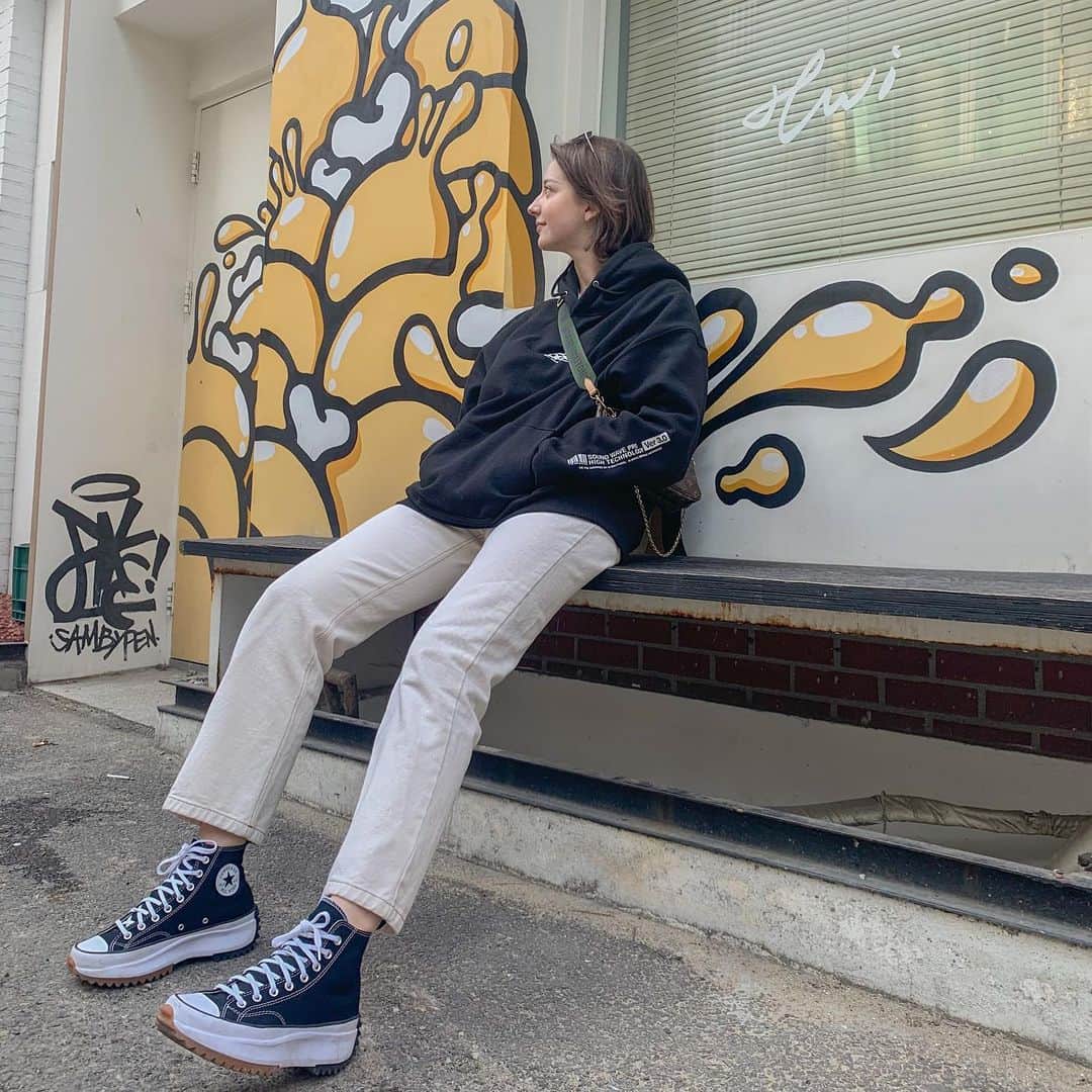 アンジェリーナ・ダニロヴァさんのインスタグラム写真 - (アンジェリーナ・ダニロヴァInstagram)「Witness me walk, pose, sniff the flowers, spill my coffee, sit and pose again.💁‍♀️🤦‍♀️🤷‍♀️」5月13日 21時02分 - angelinadanilova