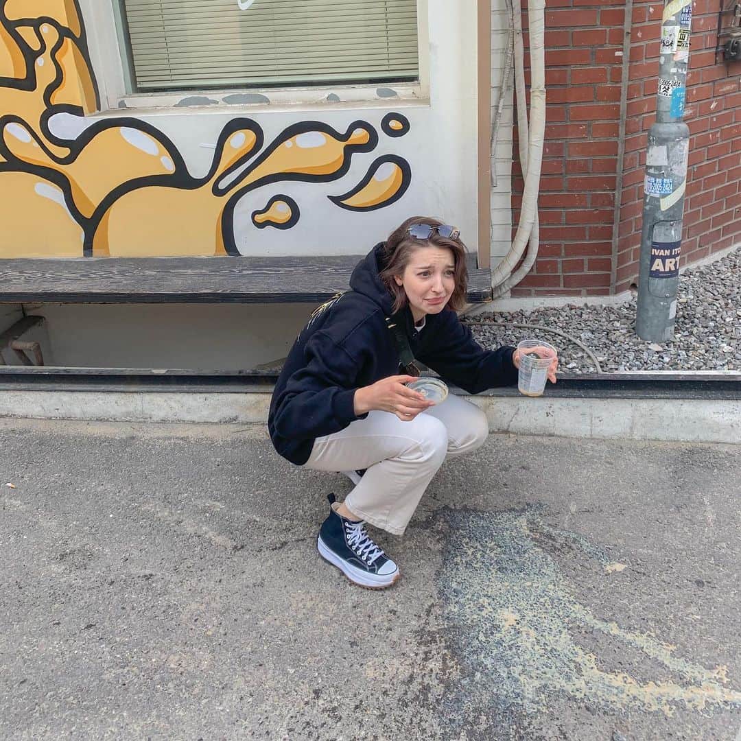 アンジェリーナ・ダニロヴァさんのインスタグラム写真 - (アンジェリーナ・ダニロヴァInstagram)「Witness me walk, pose, sniff the flowers, spill my coffee, sit and pose again.💁‍♀️🤦‍♀️🤷‍♀️」5月13日 21時02分 - angelinadanilova