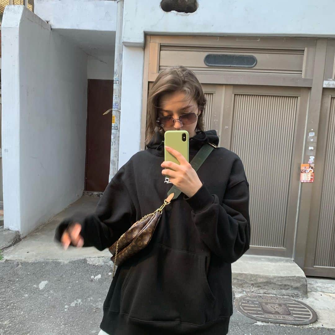 アンジェリーナ・ダニロヴァさんのインスタグラム写真 - (アンジェリーナ・ダニロヴァInstagram)「Witness me walk, pose, sniff the flowers, spill my coffee, sit and pose again.💁‍♀️🤦‍♀️🤷‍♀️」5月13日 21時02分 - angelinadanilova