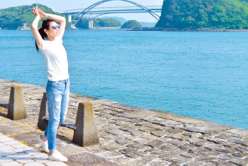 i_am_happpyのインスタグラム：「. . . 海辺で太陽をたーっぷり吸収🌞 ポカポカ陽気でパワーチャージ！ こういう何でもない時間が 1番幸せだったりするよね🌿 . .」