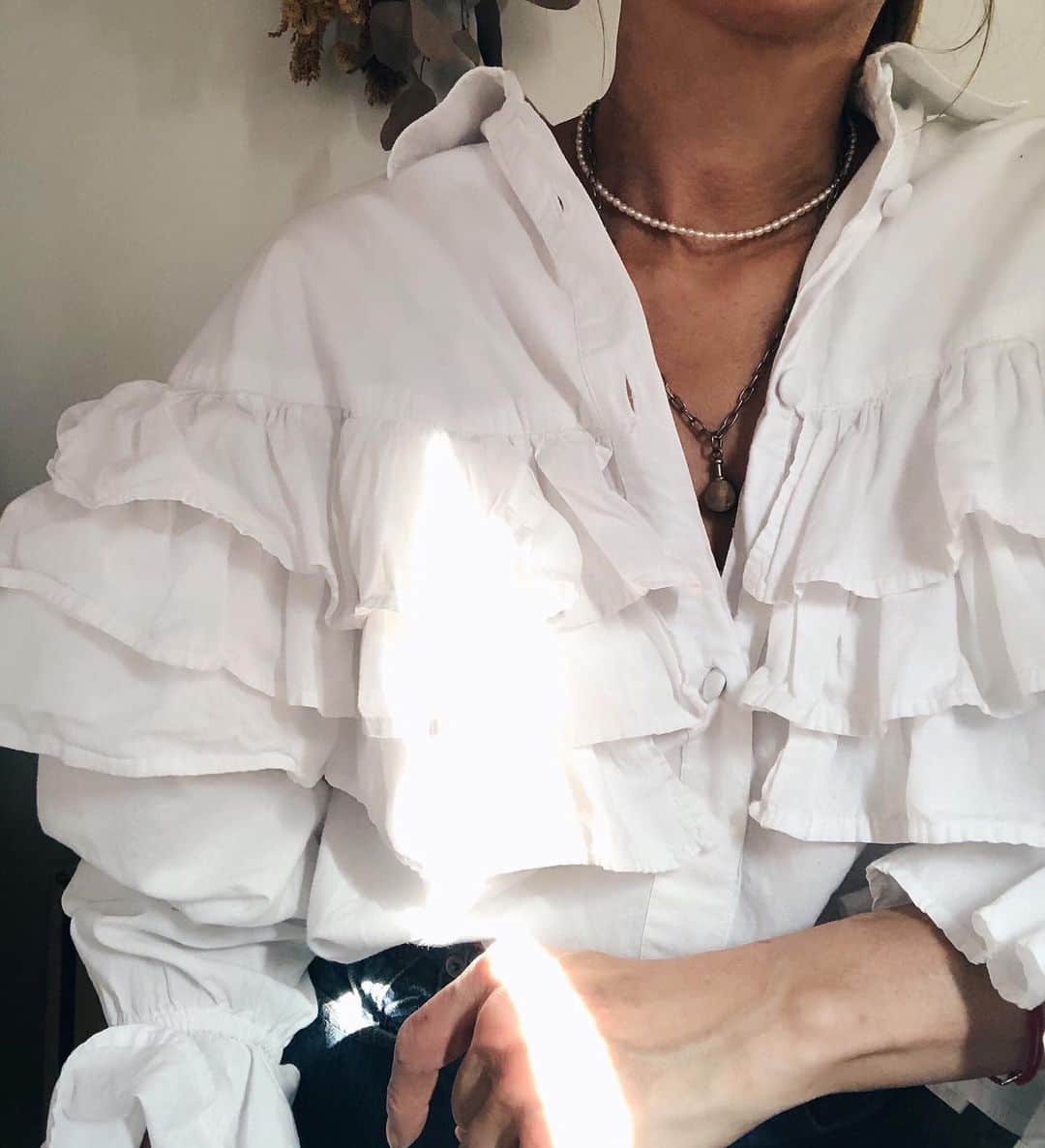 のインスタグラム：「フリフリなボリュームのあるブラウス  後ろまでフリルがびっしり こんな甘いシャツをヴィンテージのデニムやレザーパンツに合わせるのが好き 着るときはボタンを深めに開けて襟は後ろに落とす 見えるか見えないかくらいのネックレスに小ぶりなピアスをするくらいで充分かも  こちらも明日販売予定です @swellvtgshop  #swellvtg #販売予定品」
