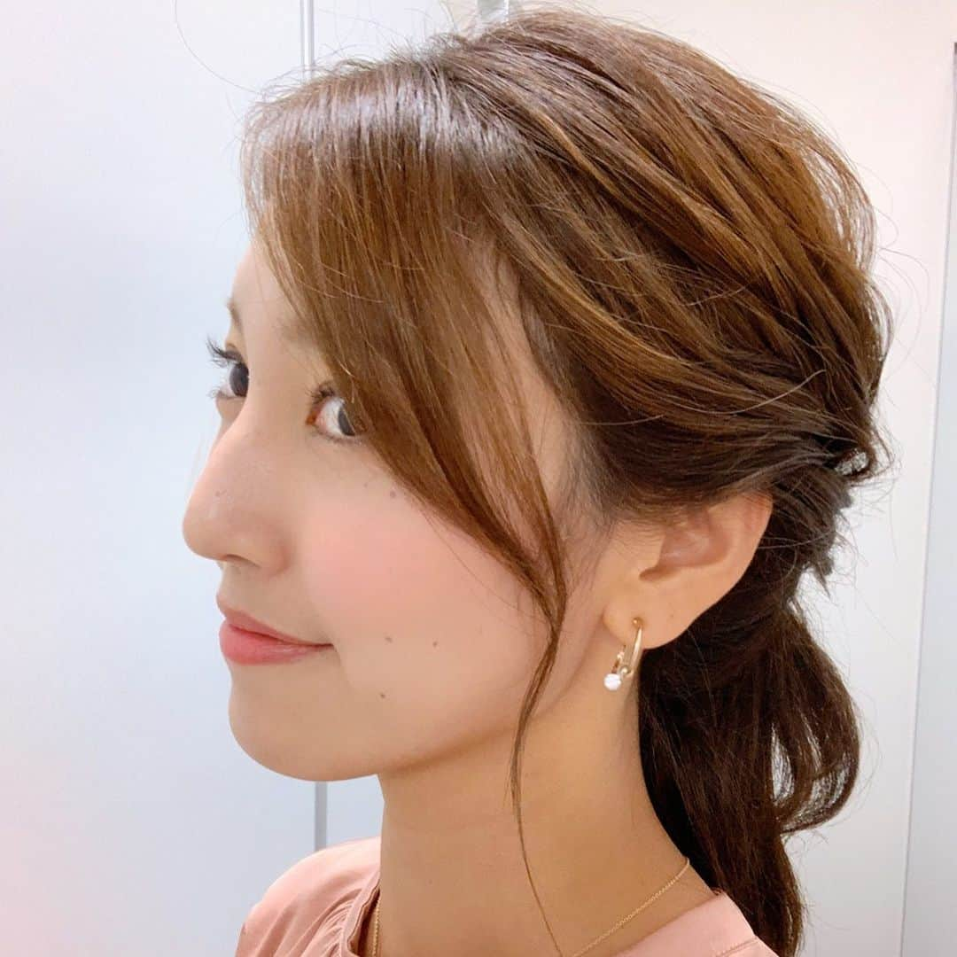 小澤陽子さんのインスタグラム写真 - (小澤陽子Instagram)「𝚊𝚝 𝚠𝚘𝚛𝚔☻  質問いただいていた、 『お気に入りの髪型』🍋 は…こちらですっ💁🏼‍♀️✨. . ポニーテールでも、ハーフアップでもなく、、 これは…なんというのでしょう🤔  長い時も、今の短さでもできて、 大人めかわいいのです🤤❤︎ . . .  好きな POINT💡 ◆下め下めに持っていく ◆わけ目を残しつつサイドに持っていく ◆三つ編みでなく”ねじねじ”持っていく です。. . 📝How to.. 🍳 ①全体的にコテで波打つように巻いて ②サイドからねじねじ持っていき ③前から見るとポニーテールみたいに見えるくらい残して、留めてもらっている感じです✦  ちなみに前髪は、 前に下ろしつつ”S字” です☻  ただ、、私は不器用なので、 自分でできる気はしません！！笑  結婚式の参列などにも使えそうなので、 参考になれば嬉しいです🐣☘ . . . #本日の髪型と衣装🌸  #ポニーテールもどき？ #ハーフアップ#ポニーテール #ヘアスタイル #ウェーブ巻き#アナウンサー衣装 #長身コーデ #髪型#結婚式ヘア #ウェディングヘア」5月13日 21時10分 - yoko.ozawa729