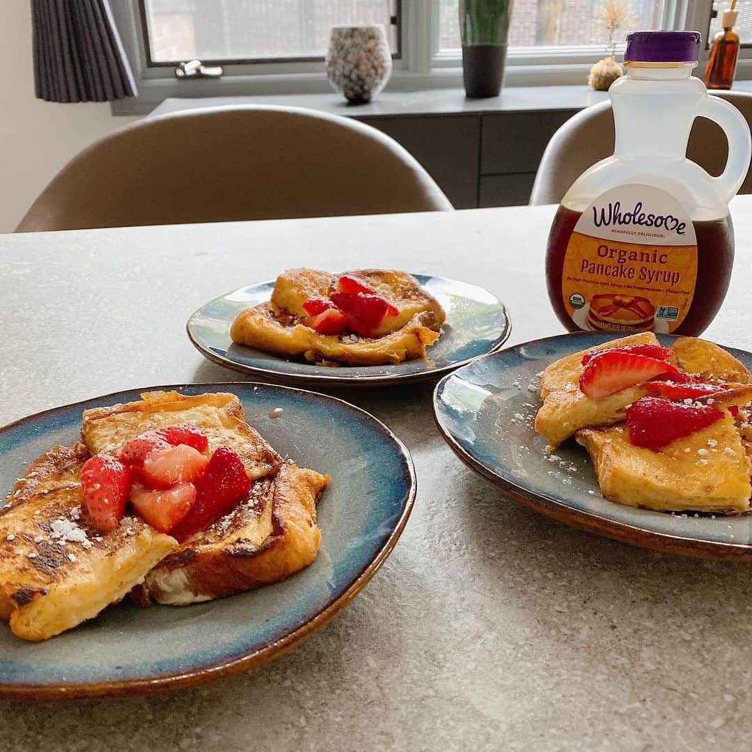 西山美希子さんのインスタグラム写真 - (西山美希子Instagram)「娘大好物のフレンチトースト😋バターとメープルシロップでちょっとだけ煮たイチゴをパンにのせると美味しいよ❤️」5月13日 21時11分 - mariaclove