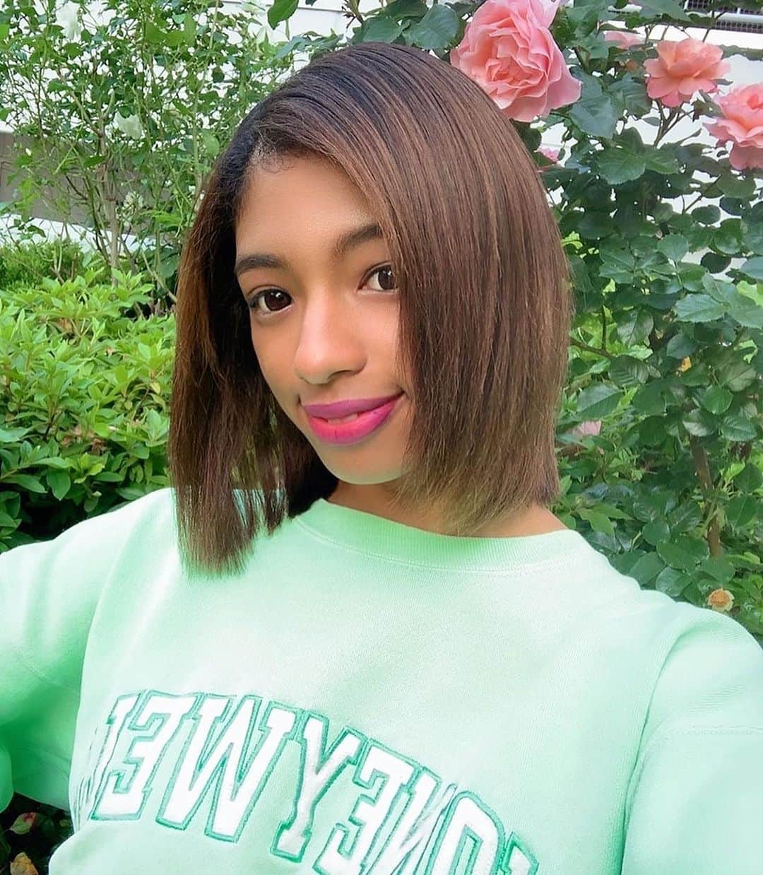 のインスタグラム：「完全にバッサリサ✂️❤️ . . マスクは→ @hiroyuki_bdkmv 🔥 . #マスクお気に#髪の毛#めちゃ痛んでます#ブリーチ何回もしてごめんね#ミネコラ#した」