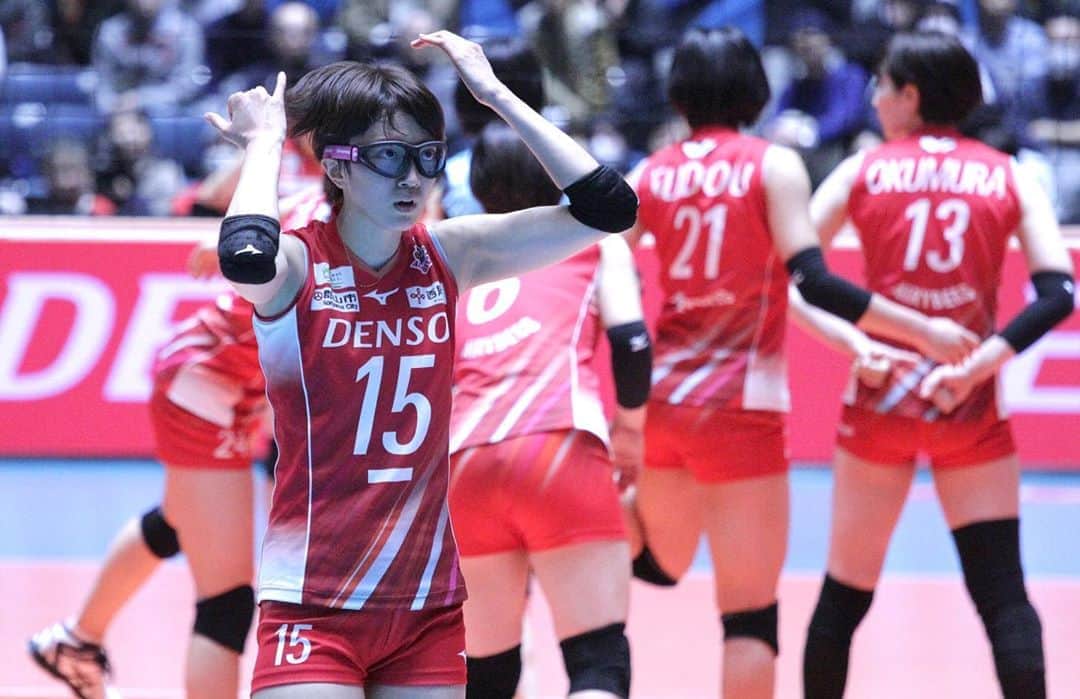 大宮里美のインスタグラム：「#SWANS 🥽👓の山本光学株式会社とアドバイザリースタッフ契約を締結したそうで。 このミニオンゴーグルのお陰で目の保護はもちろん、愛称までできたっていうね。スゴイアイテム。 ちなみにゴーグル付けてる最中のこの仕草が個人的にお気に入りです。前にも言いましたが…しつこくスミマセン🙇‍♀️ #お気に入りの仕草ありますか？ #鍋谷友理枝 選手 #アドバイザリースタッフ  #代々木第一体育館 #Vリーグはバレーだよ  #vleague2019-2020 #volleyball #バレーボール #Vリーグ  #DENSOAIRYBEES #DENSO #AIRYBEES  #デンソーエアリービーズ #デンソー  #バレー観戦のススメ」