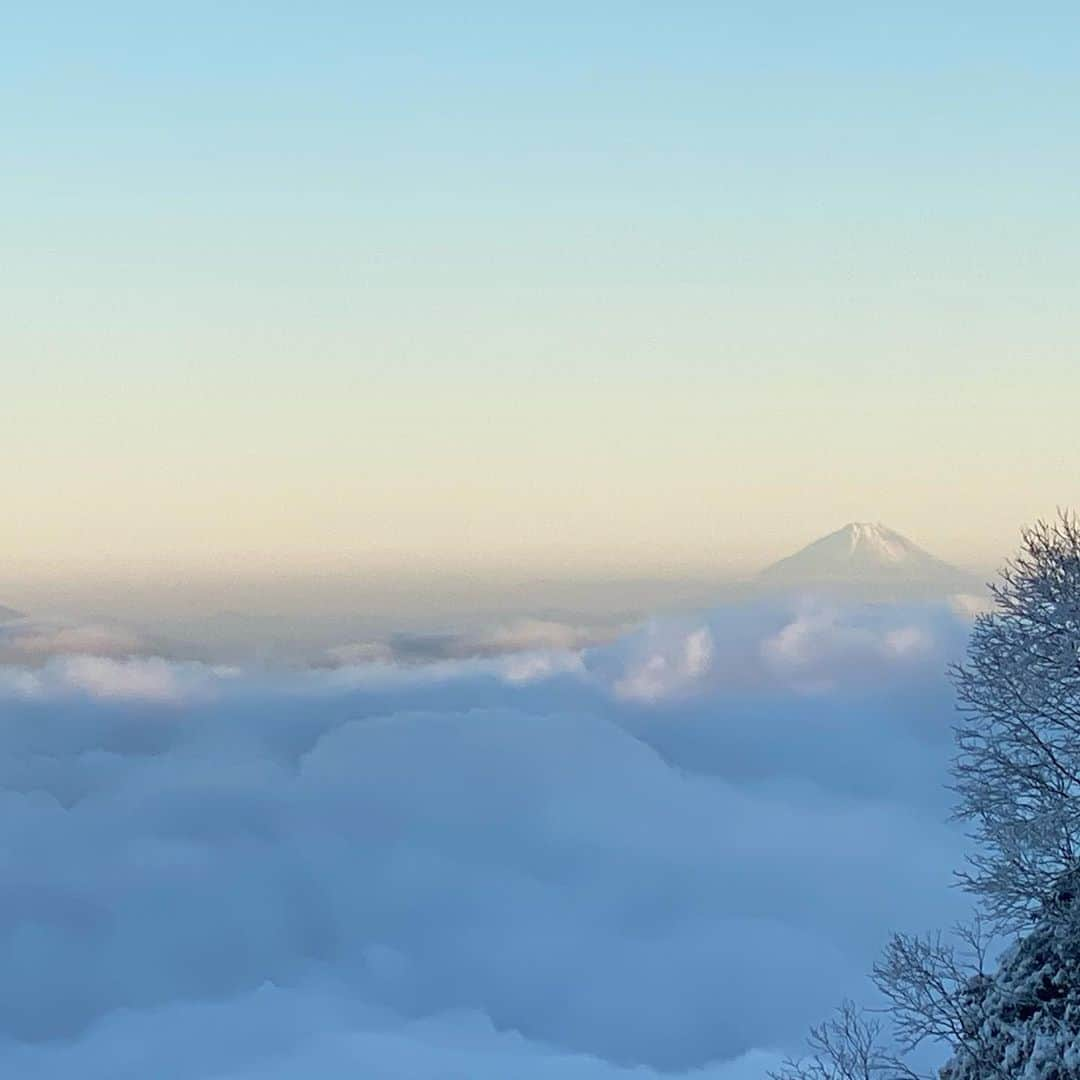 佐藤美樹さんのインスタグラム写真 - (佐藤美樹Instagram)「去年登った燕岳🗻早く山や海に行きたいなぁ。皆さんは世の中が落ち着いたら、何処にお出かけしたいですか？ ━…‥・‥…━…‥・‥…━…‥・‥ #お出かけしたい  #でも今は我慢  #ステイホーム  #早くコロナが終息しますように  #おうち時間  #思い出ぽろぽろ  #ついつい  #過去の写真  #山ガール  #登山  #自然が好き  #自然  #長野  #燕岳  #佐藤美樹」5月13日 21時32分 - satomiki0224