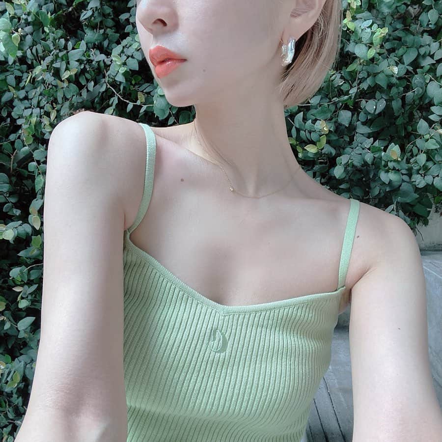 のインスタグラム：「@ettusaisjp の summer collectionでmake ♡ オレンジリップを少し塗った上に、 No.3 ブライトコーラルと No.1 サンシャインイエローを重ねました👄 イエローのグロスがオレンジリップとの相性良くてかわいい🍊 どちらもUVカットだから夏にぴったり〜 5/14 新発売💄 #新エテュセ #ブナンな色じゃもったいない #pr」